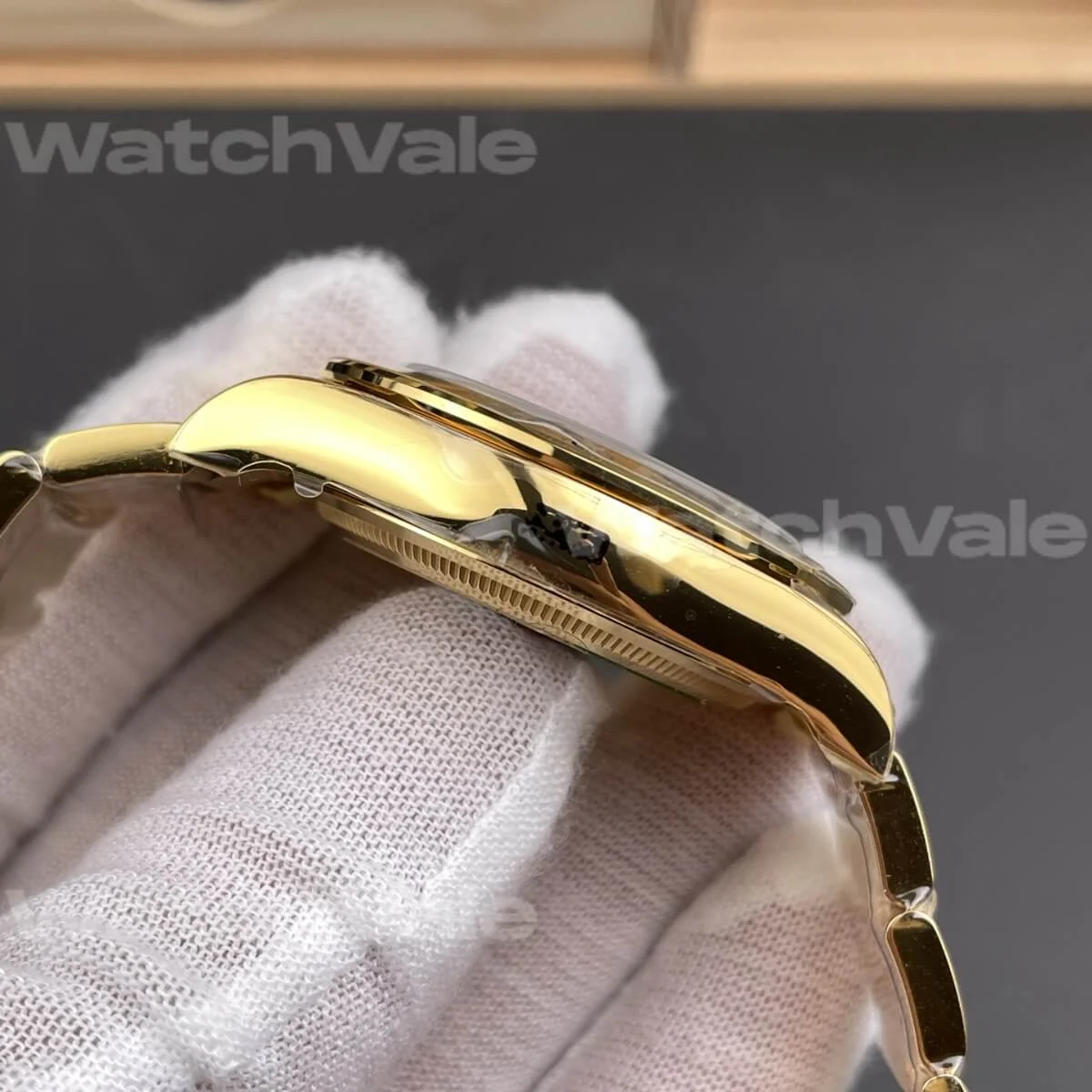 Rolex Daytona 116528 champagne dial chronograph watch with Oyster bracelet and engraved tachymeter bezel