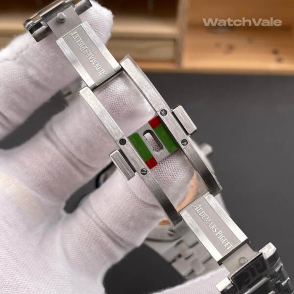 Audemars Piguet Royal Oak 15400ST steel bracelet and case detail replica