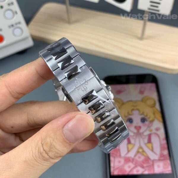 Patek Philippe Nautilus 5711/1A-010 replica caseback and movement view