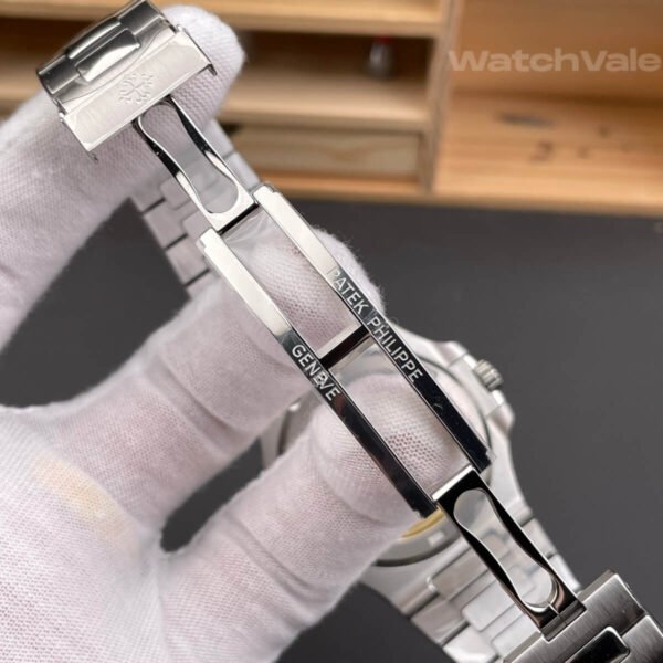 Nautilus 5711 super clone steel bracelet and folding clasp close-up