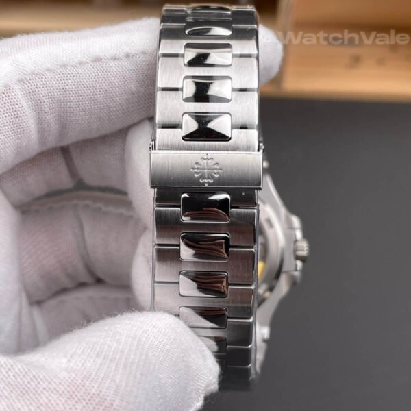 Patek Philippe 5711/1A-014 replica caseback and movement view