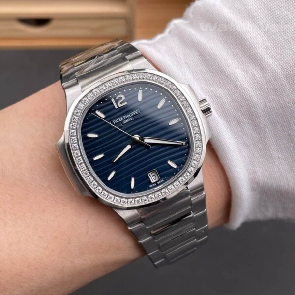 Patek Philippe Nautilus 7118/1200A-001 replica packaging and box presentation