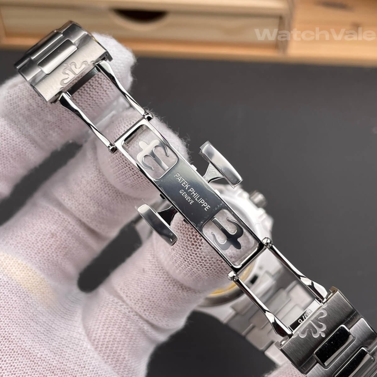 Patek Philippe Nautilus 7118/1200A-010 case and bracelet detail replica