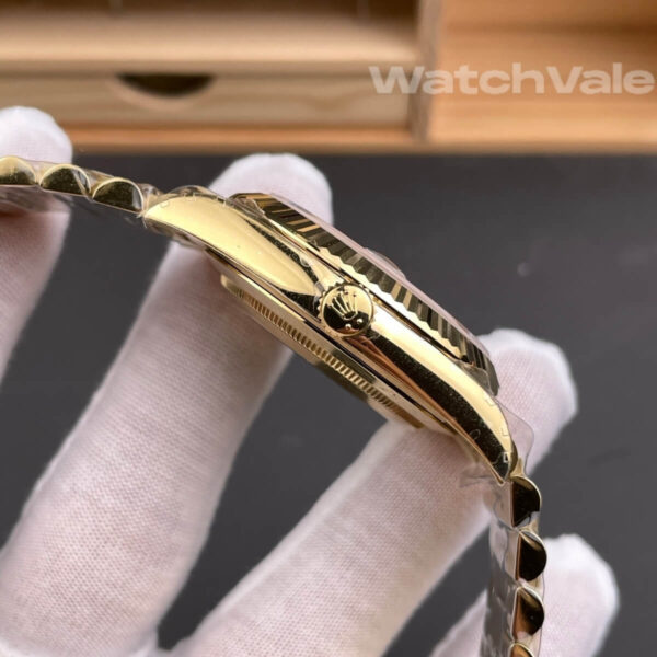 Rolex Day-Date 40 228238 yellow gold President bracelet replica on wrist