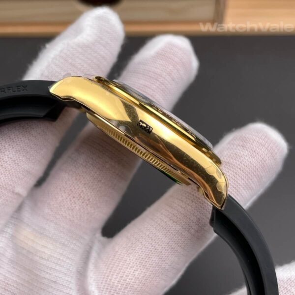 Super clone Daytona yellow gold polished bezel and tachymeter detail
