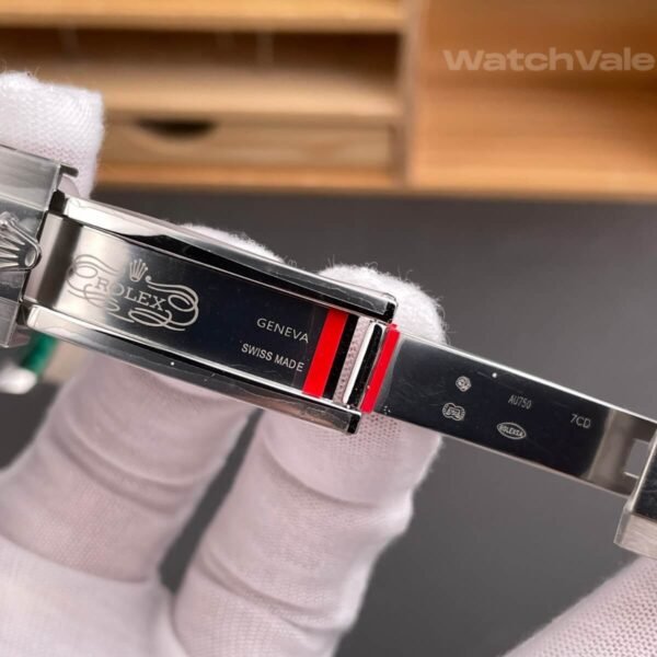 Super clone Rolex Daytona chrysoprase worn on wrist lifestyle photo