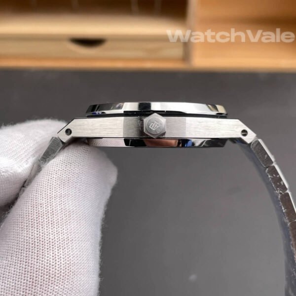 Audemars Piguet Royal Oak blue-grey Grande Tapisserie dial close-up replica watch