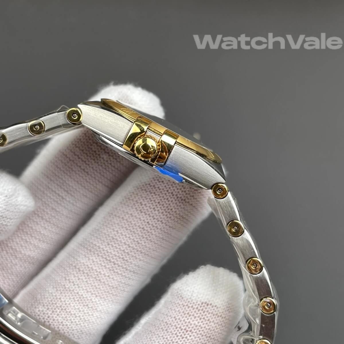 White mother-of-pearl dial yellow gold bezel Omega Constellation Manhattan replica watch Omega Constellation Manhattan 131.20.25.60.05.002 Roman numeral bezel side view replica
