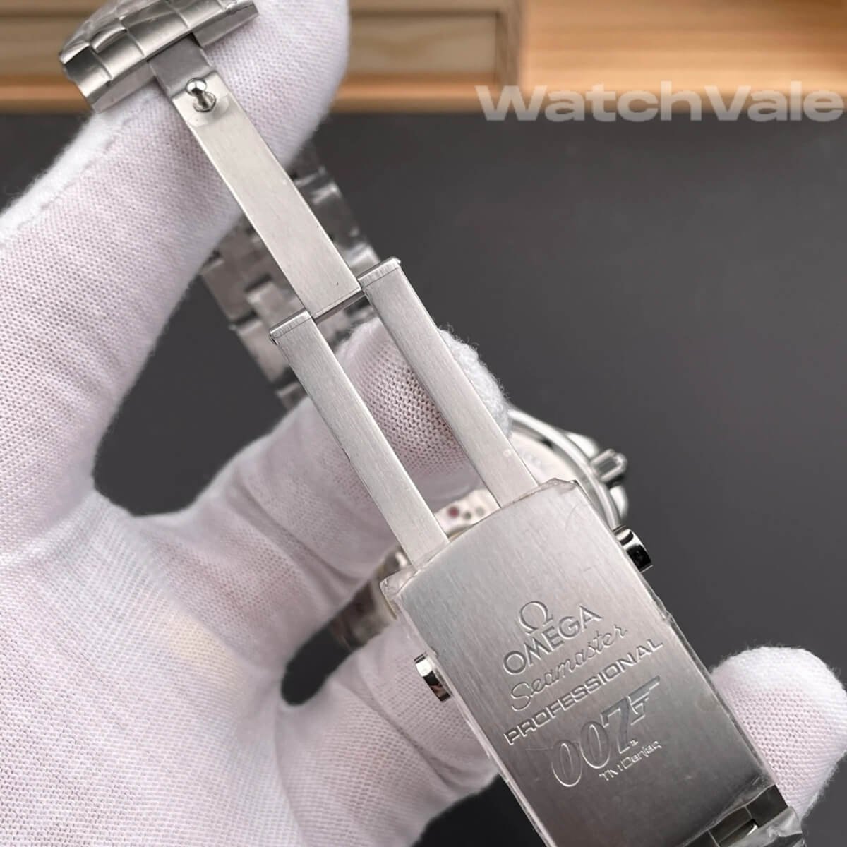 Omega Seamaster James Bond Commander's Watch 212.32.41.20.04.001 bezel side view replica