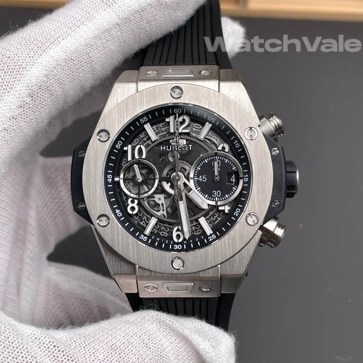 Hublot Big Bang Unico Titanium black rubber strap replica on wrist