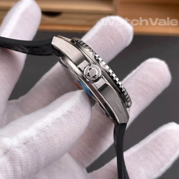 Omega Seamaster Planet Ocean black rubber strap detail replica
