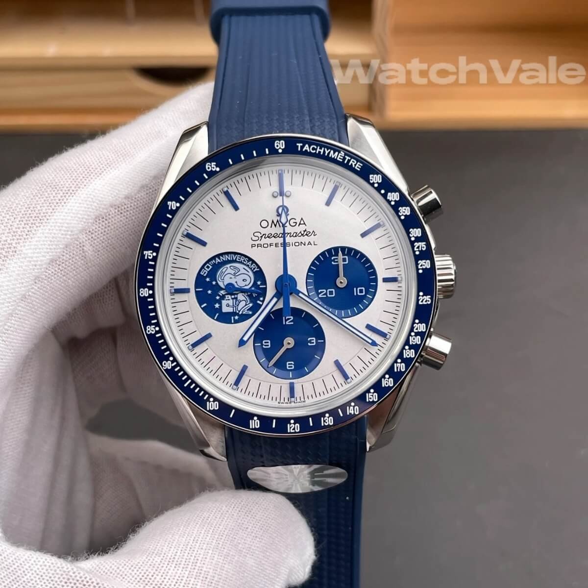 Omega Speedmaster Silver Snoopy Award silver dial close-up replica watch