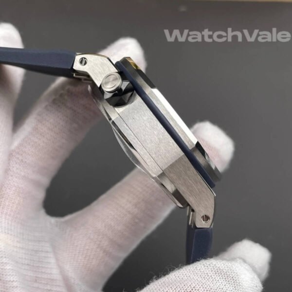 Audemars Piguet Royal Oak Offshore Diver blue Méga Tapisserie dial close-up replica watch