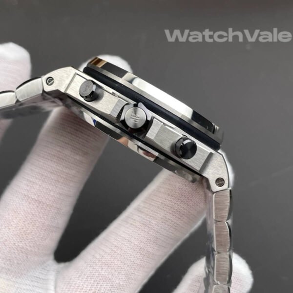 Audemars Piguet Royal Oak Offshore Safari ivory Méga Tapisserie dial close-up replica watch