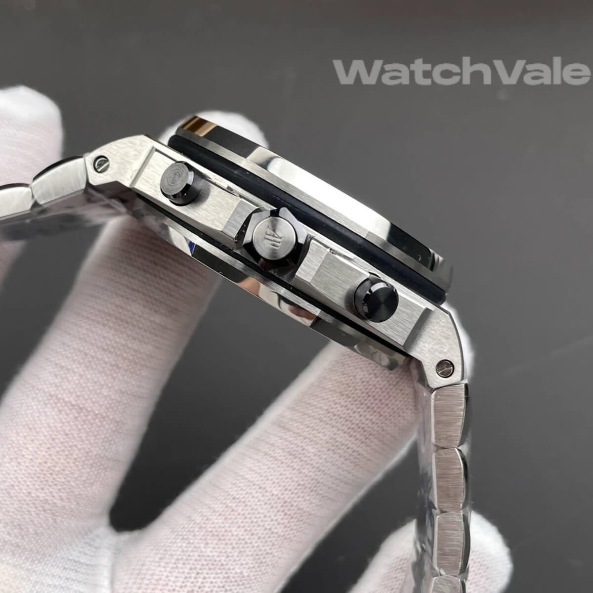Audemars Piguet Royal Oak Offshore Safari ivory Méga Tapisserie dial close-up replica watch