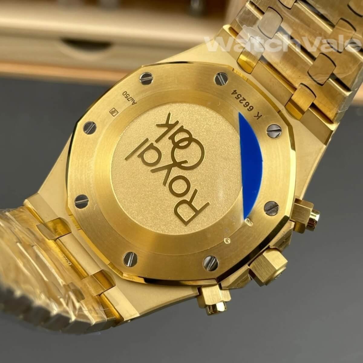 Audemars Piguet Royal Oak Chronograph 41mm yellow gold bracelet replica on wrist