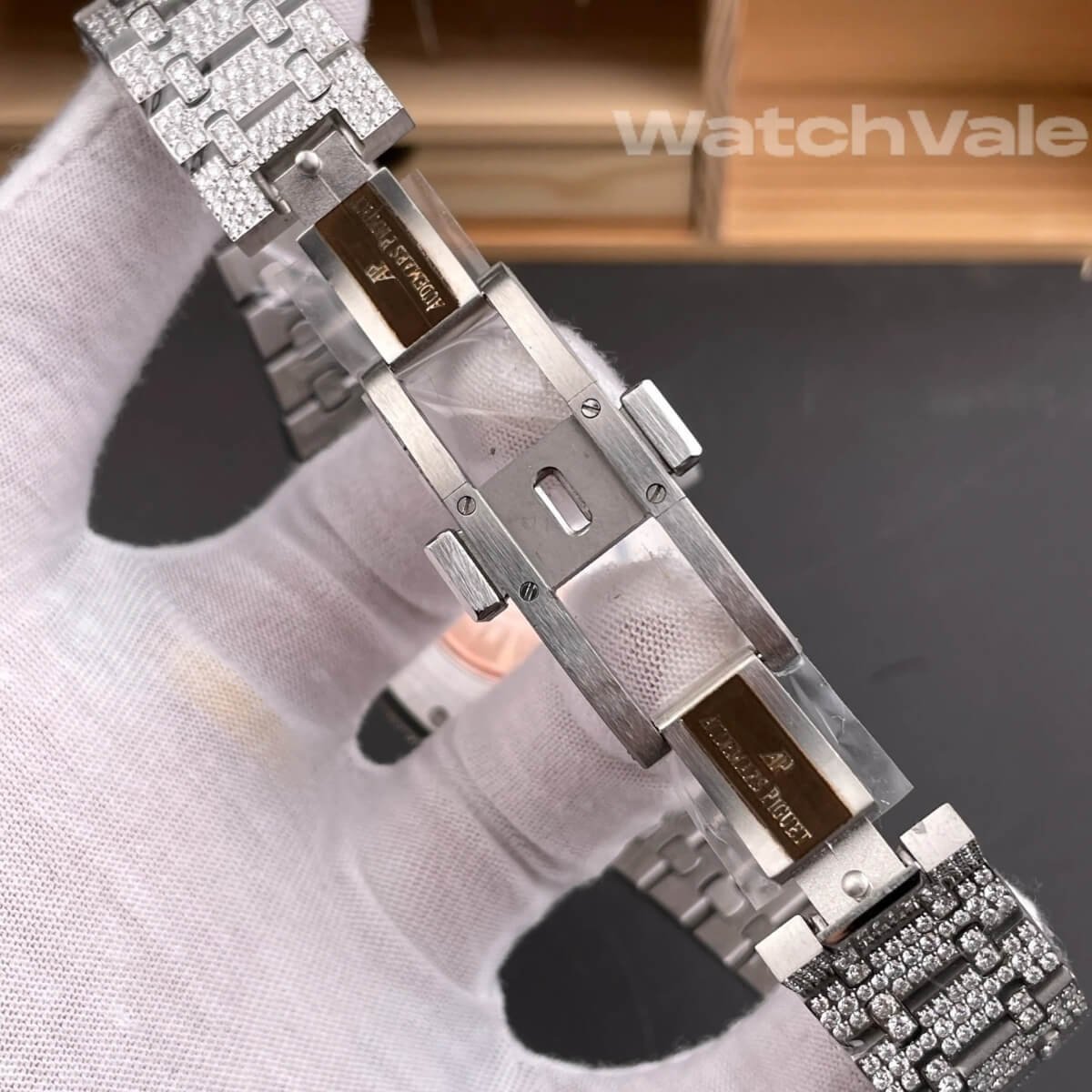 Audemars Piguet Royal Oak Selfwinding diamond-set case side view replica