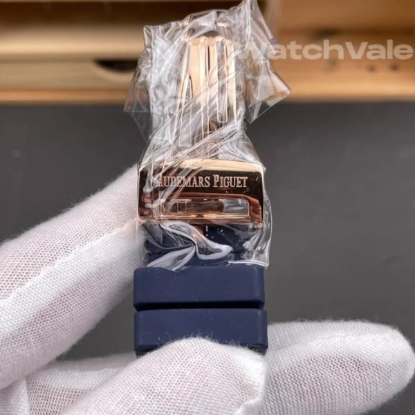 Audemars Piguet Royal Oak Chronograph blue rubber strap detail replica