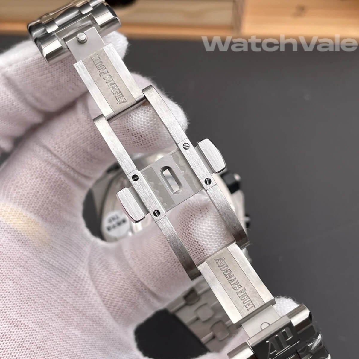 Audemars Piguet Royal Oak Offshore Safari 26470ST bezel side view replica