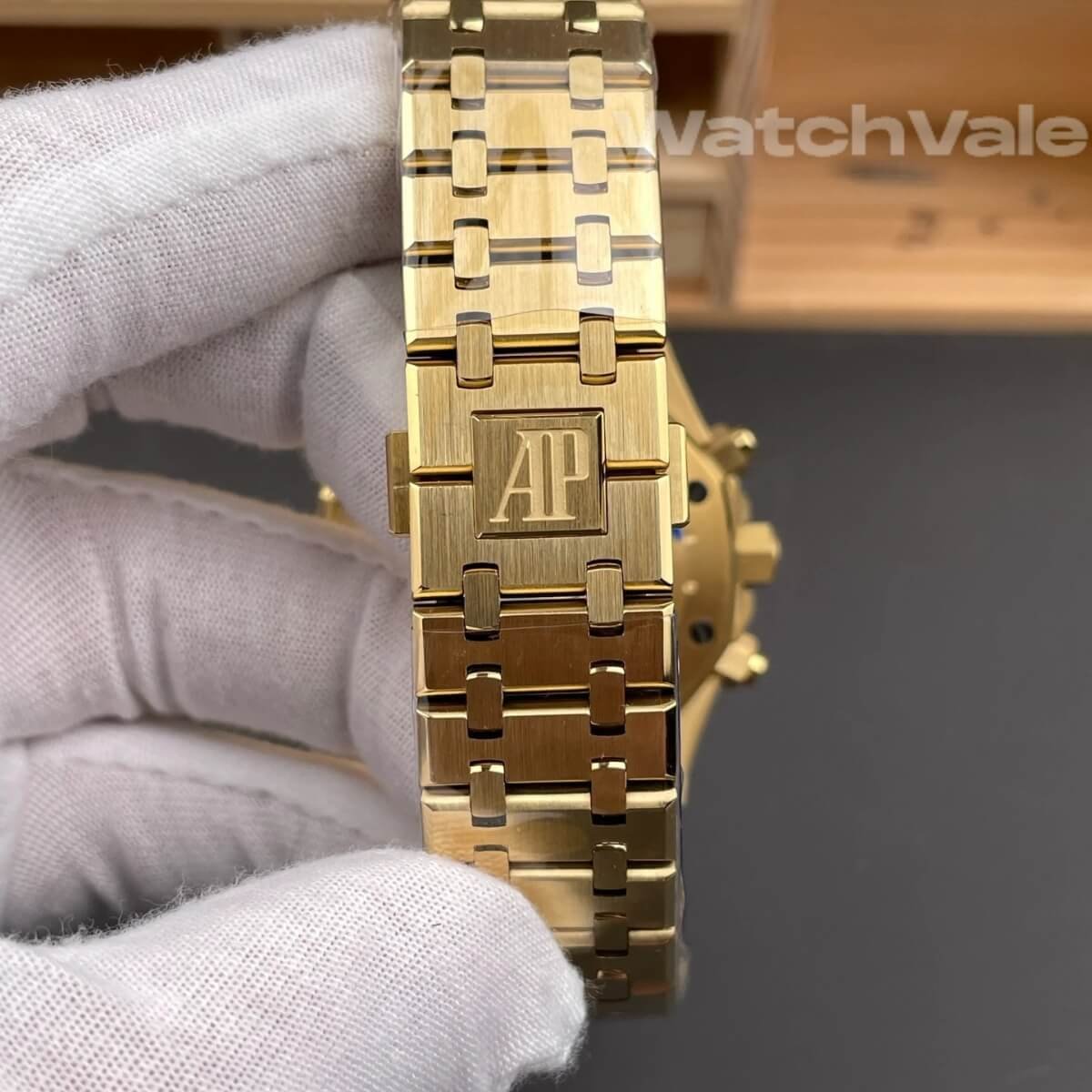Audemars Piguet Royal Oak Chronograph yellow gold bracelet detail replica