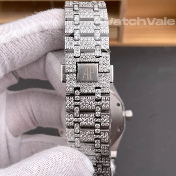 Audemars Piguet Royal Oak diamond-set bracelet detail replica